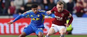 Leeds vs. West Ham. Na fotke James Justin (Leeds) a Jarrod Bowen (West Ham).
