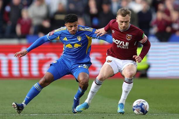 Leeds vs. West Ham. Na fotke James Justin (Leeds) a&nbsp;Jarrod Bowen (West Ham).