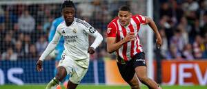 Zľava záložník Realu Eduardo Camavinga a útočník Bilbaa Maroan Sannadi počas zápasu Real Madrid CF vs. Athletic Bilbao v 32. kole španielskej La Ligy 2024/2025