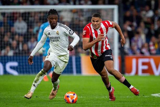 Zľava záložník Realu Eduardo Camavinga a&nbsp;útočník Bilbaa Maroan Sannadi počas zápasu Real Madrid CF vs. Athletic Bilbao v&nbsp;32. kole španielskej La Ligy 2024/2025