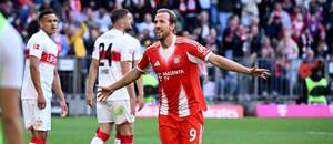 Bayern vs. Stuttgart. Na fotke Harry Kane oslavuje gól.