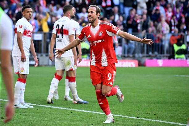 Bayern vs. Stuttgart. Na fotke Harry Kane oslavuje gól.