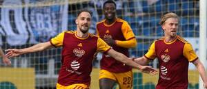 Gólová radosť hráčov Dukly Praha, zľava v popredí Slovák Rajmund Mikuš a Marcel Čermák, za nimi Mouhamed Tidjane Traore