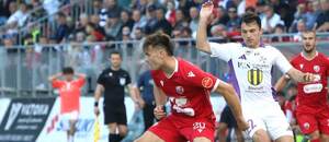 Zľava obranca Zvolena Viktor Úradník a krídelník Komárna Nándor Károly Tamás počas úvodného barážového zápasu o Niké ligu MFK Zvolen vs. KFC Komárno