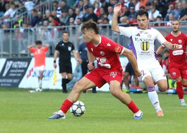 Zľava obranca Zvolena Viktor Úradník a&nbsp;krídelník Komárna Nándor Károly Tamás počas úvodného barážového zápasu o&nbsp;Niké ligu MFK Zvolen vs. KFC Komárno