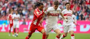 Bayern vs. Stuttgart. Na fotke Michael Olise (Bayern) a Ramon Hendriks (Stuttgart).