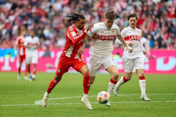 Bayern vs. Stuttgart. Na fotke Michael Olise (Bayern) a&nbsp;Ramon Hendriks (Stuttgart).
