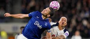 Everton vs. Tottenham. Na fotke James Tarkowski (Everton) a Richarlison (Tottenham)