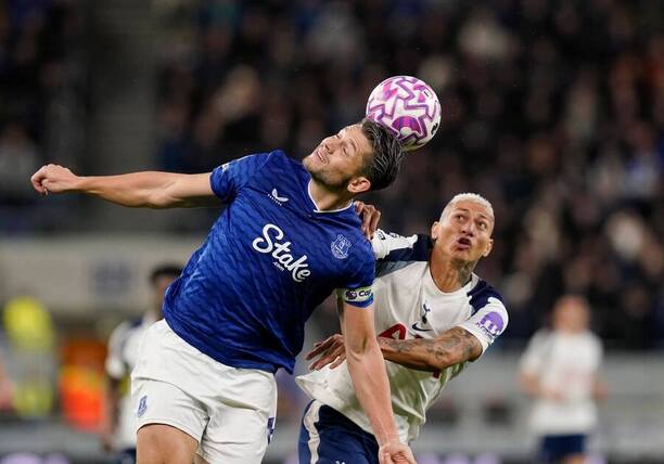Everton vs. Tottenham. Na fotke James Tarkowski (Everton) a&nbsp;Richarlison (Tottenham)