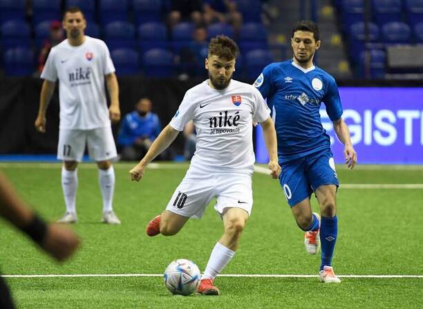 V popredí zľava Slovák Tomáš Mikluš a&nbsp;Azerbajdžanec Sejmur Mammadov počas zápasu Slovensko vs. Azerbajdžan na&nbsp;ME v&nbsp;malom futbale 2022