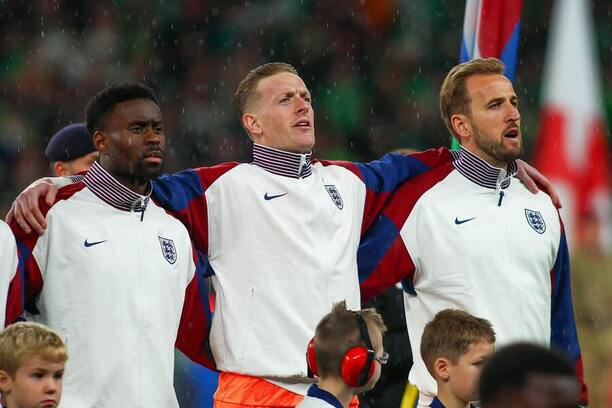 Futbalisti Anglicka, zľava obranca Marc Guéhi, brankár Jordan Pickford a útočník Harry Kane