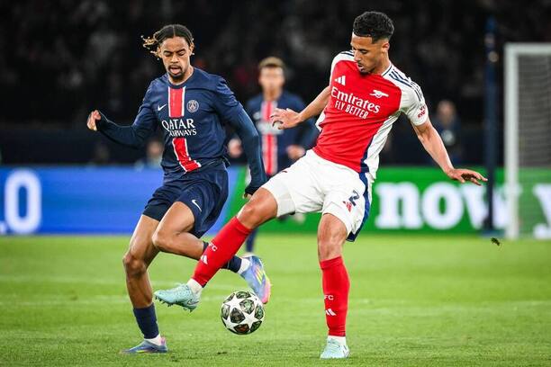 Krídelník PSG Bradley Barcola (vľavo) a&nbsp;obranca Arsenalu William Saliba počas odvetného zápasu Paris Saint-Germain FC vs. Arsenal FC semifinále Ligy majstrov UEFA 2024/2025