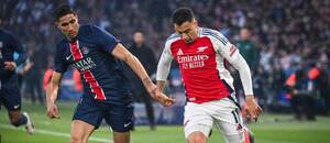 PSG vs. Arsenal. Na fotke Achraf Hakimi (PSG) a Gabriel Martinelli (Arsenal).