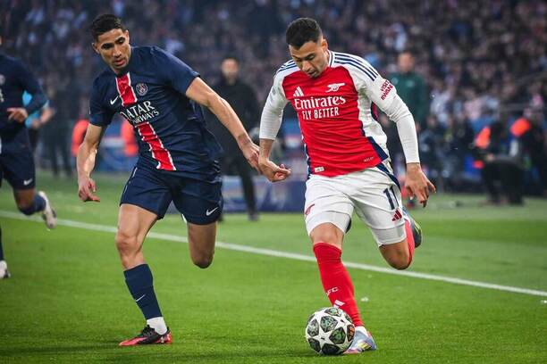 PSG vs. Arsenal. Na fotke Achraf Hakimi (PSG) a&nbsp;Gabriel Martinelli (Arsenal).
