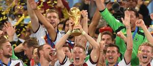 Futbalisti Nemecka oslavujú víťazstvo na MS 2014.