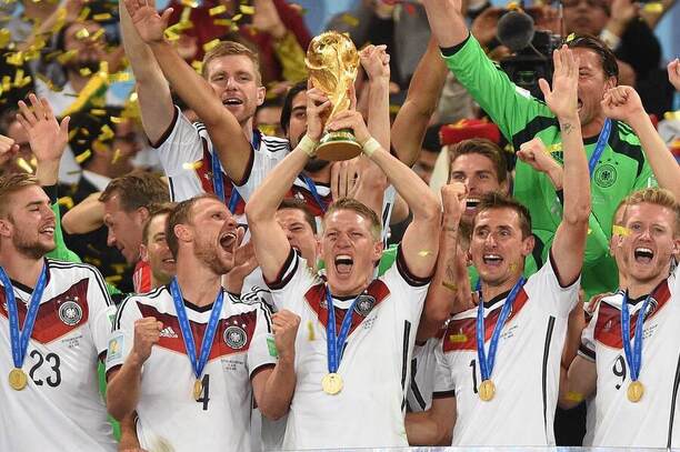 Futbalisti Nemecka oslavujú víťazstvo na MS 2014.