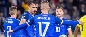 Gólová radosť futbalistov Slovenska, zľava Peter Pekarík, David Strelec, Lukáš Haraslín, v pozadí László Bénes