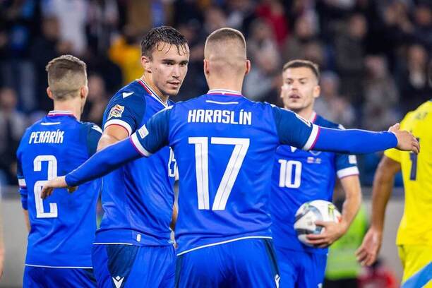 Gólová radosť futbalistov Slovenska, zľava Peter Pekarík, David Strelec, Lukáš Haraslín, v&nbsp;pozadí László Bénes
