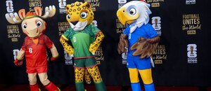 Maskoti MS vo futbale 2026: zľava kanadský los Maple, mexický jaguár Zayu a americký orol bielohlavý Clutch