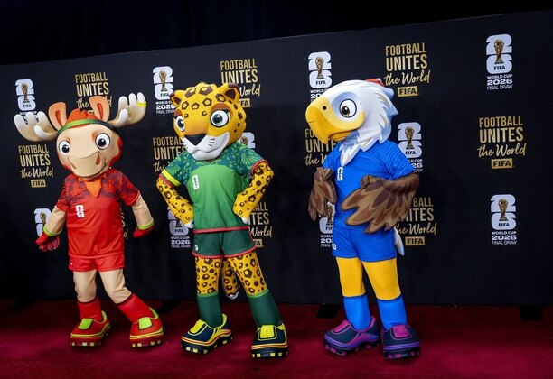Maskoti MS vo futbale 2026: zľava kanadský los Maple, mexický jaguár Zayu a americký orol bielohlavý Clutch