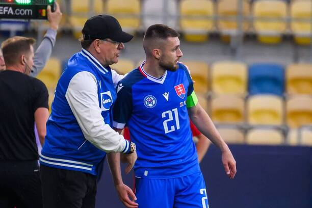V popredí zľava tréner Slovenska Vladimír Weiss st. a&nbsp;záložník Matúš Bero počas prípravného futbalového zápasu Slovensko vs. Malta v&nbsp;pondelok 1.&nbsp;júna 2026