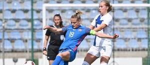 V popredí zľava naša Dominika Škorvánková a Fínka Ria Öling v súboji záložníčiek počas prípravného zápasu Slovensko vs. Fínsko v roku 2023