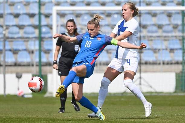 V popredí zľava naša Dominika Škorvánková a&nbsp;Fínka Ria Öling v&nbsp;súboji záložníčiek počas prípravného zápasu Slovensko vs. Fínsko v&nbsp;roku 2023