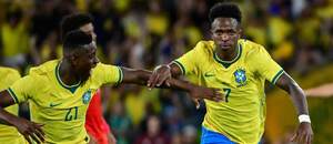 Krídelníci Brazílie Luiz Henrique (vľavo) a Vinicius Júnior oslavujú gól v prípravnom zápase proti Paname pred MS vo futbale 2026