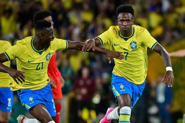 Krídelníci Brazílie Luiz Henrique (vľavo) a Vinicius Júnior oslavujú gól v prípravnom zápase proti Paname pred MS vo futbale 2026