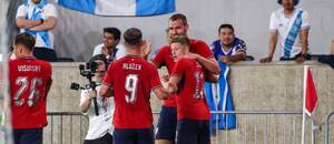 Českí futbalisti oslavujú gól.