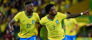 Vinicius Júnior a Luiz Henrique Marcello oslavujú gól.