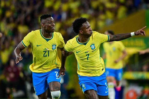 Vinicius Júnior a&nbsp;Luiz Henrique Marcello oslavujú gól.