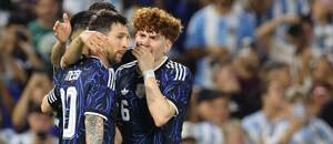 V popredí zľava pravý krídelník Argentíny Lionel Messi a jeho spoluhráč zo stredu poľa Valentín Barco oslavujú vlastný gól súpera v aprílovom prípravnom zápase Argentína vs. Zambia
