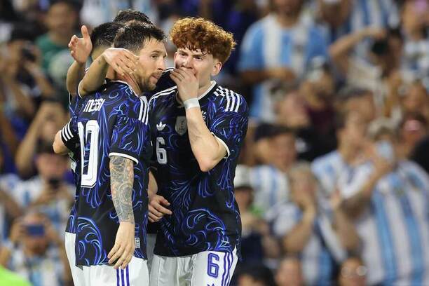 V popredí zľava pravý krídelník Argentíny Lionel Messi a&nbsp;jeho spoluhráč zo&nbsp;stredu poľa Valentín Barco oslavujú vlastný gól súpera v&nbsp;aprílovom prípravnom zápase Argentína vs. Zambia