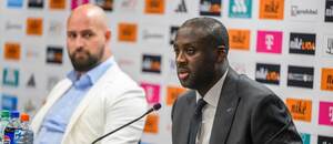 Zľava generálny riaditeľ klubu Ivan Kmotrík ml. a nový tréner ŠK Slovan Bratislava Yaya Touré.