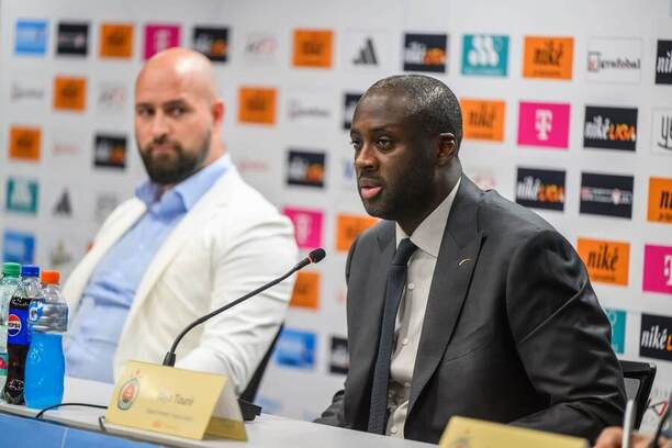 Zľava generálny riaditeľ klubu Ivan Kmotrík ml. a&nbsp;nový tréner ŠK Slovan Bratislava Yaya Touré.