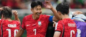 Juhokórejský krídelník Son Heung-min oslavuje spolu so záložníkom Hwang In-beomom prvý gól v sieti Česka v zápase 1. kola skupiny A na MS vo futbale 2026