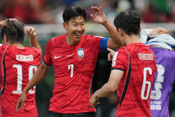 Juhokórejský krídelník Son Heung-min oslavuje spolu so&nbsp;záložníkom Hwang In-beomom prvý gól v&nbsp;sieti Česka v&nbsp;zápase 1.&nbsp;kola skupiny A&nbsp;na&nbsp;MS vo&nbsp;futbale 2026