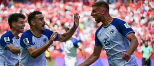 Útočník Bosny a Hercegoviny Jovo Lukić (vpravo) sa raduje so svojimi spoluhráčmi po vstrelenom góle do siete Kanady v prvom zápase na MS vo futbale 2026