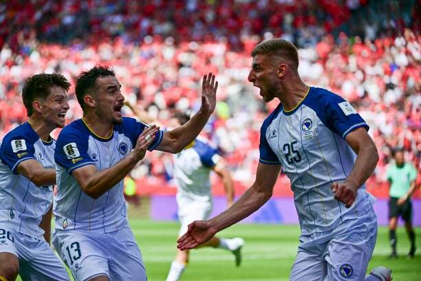 Útočník Bosny a&nbsp;Hercegoviny Jovo Lukić (vpravo) sa raduje so&nbsp;svojimi spoluhráčmi po&nbsp;vstrelenom góle do&nbsp;siete Kanady v&nbsp;prvom zápase na&nbsp;MS vo&nbsp;futbale 2026