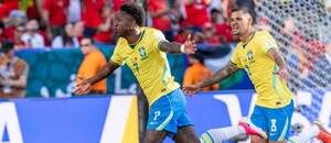 Brazílsky krídelník Vinicius Júnior (vľavo) a záložník Bruno Guimarães sa tešia z gólu na 1:1 v zápase Brazílie proti Maroku v 1. kole skupiny C na MS vo futbale 2026