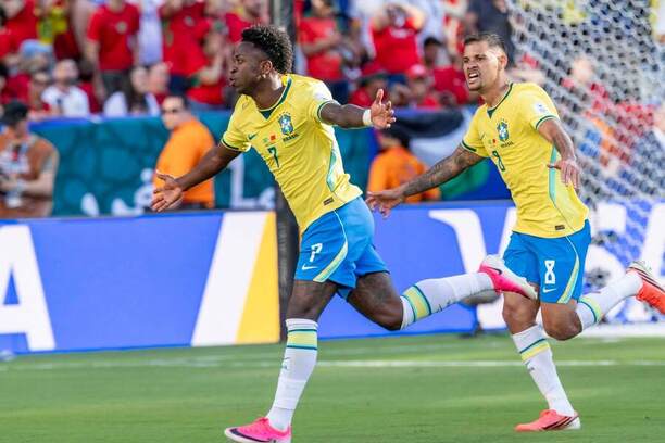 Brazílsky krídelník Vinicius Júnior (vľavo) a&nbsp;záložník Bruno Guimarães sa tešia z&nbsp;gólu na&nbsp;1:1 v&nbsp;zápase Brazílie proti Maroku v&nbsp;1. kole skupiny C na&nbsp;MS vo&nbsp;futbale 2026