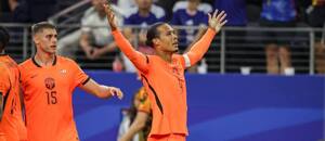 Virgil van Dijk oslavuje so spoluhráčmi gól do siete Japonska.
