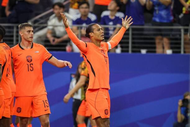 Virgil van Dijk oslavuje so&nbsp;spoluhráčmi gól do&nbsp;siete Japonska.