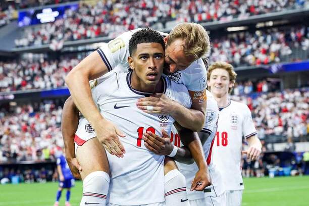 Ofenzívny záložník Jude Bellingham (v popredí) a&nbsp;na&nbsp;ňom útočník Harry Kane oslavujú gól do&nbsp;siete Chorvátska v&nbsp;zápase Anglicko vs. Chorvátsko v&nbsp;1. kole L-skupiny na&nbsp;MS vo&nbsp;futbale 2026