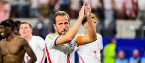 Kapitán Anglicka Harry Kane (v popredí) ďakuje divákom po zápase Anglicko vs. Chorvátsko v 1. kole skupinovej fázy MS vo futbale 2026
