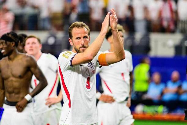 Kapitán Anglicka Harry Kane (v popredí) ďakuje divákom po&nbsp;zápase Anglicko vs. Chorvátsko v&nbsp;1. kole skupinovej fázy MS vo&nbsp;futbale 2026