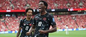 Kanadskí útočníci Jonathan David (v popredí) a Tajon Buchanan sa tešia zo streleného gólu v zápase Kanada vs. Katar v skupinovej fáze MS vo futbale 2026