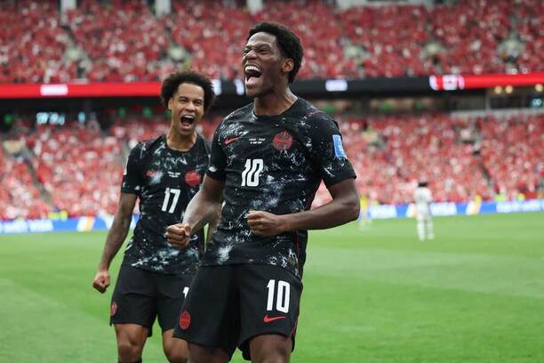 Kanadskí útočníci Jonathan David (v popredí) a&nbsp;Tajon Buchanan sa tešia zo&nbsp;streleného gólu v&nbsp;zápase Kanada vs. Katar v&nbsp;skupinovej fáze MS vo&nbsp;futbale 2026