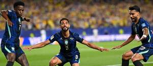 Futbalisti Brazílie sa tešia z druhého gólu do siete Haiti v zápase 2. kola skupiny C na MS vo futbale 2026: zľava Vinicius Júnior, Matheus Cunha a Lucas Paquetá